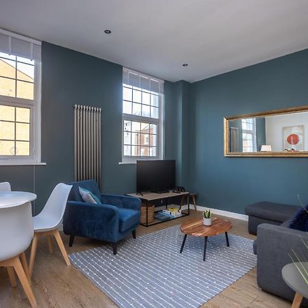 Modern Apartment Within City Walls, Parking 切斯特 外观 照片